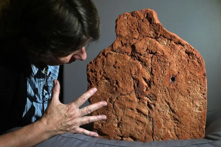 اكتشاف بصمة يد تعود إلى 4 آلاف عام على قطعة جنائزية مصرية