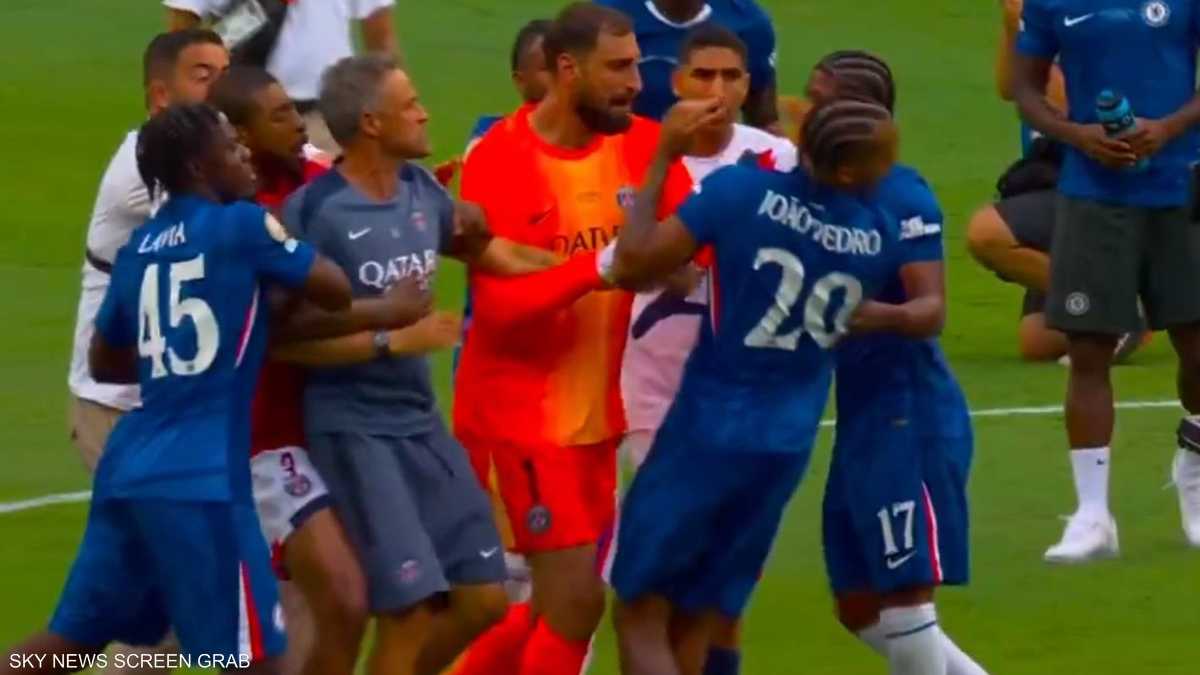 فيديو.. مدرب باريس سان جرمان يصفع مهاجم تشلسي بعد الهزيمة